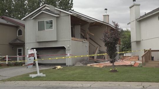 Building Explosing ‘Very large explosion’: AFD fights five structure fires overnight ...