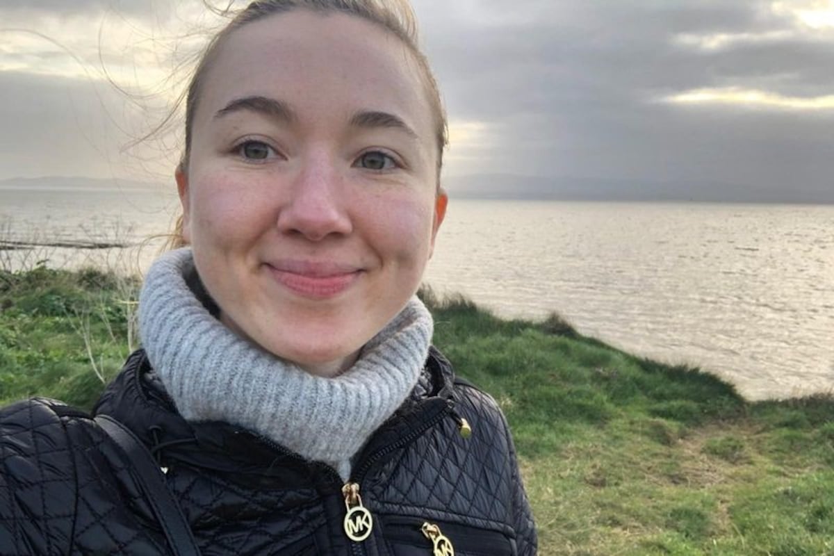 Một phụ nữ ở Anchorage đã chết cóng. Một vụ kiện cáo buộc nhân viên trực tổng đài 911 đã không kịp thời gọi cấp cứu cho bà.